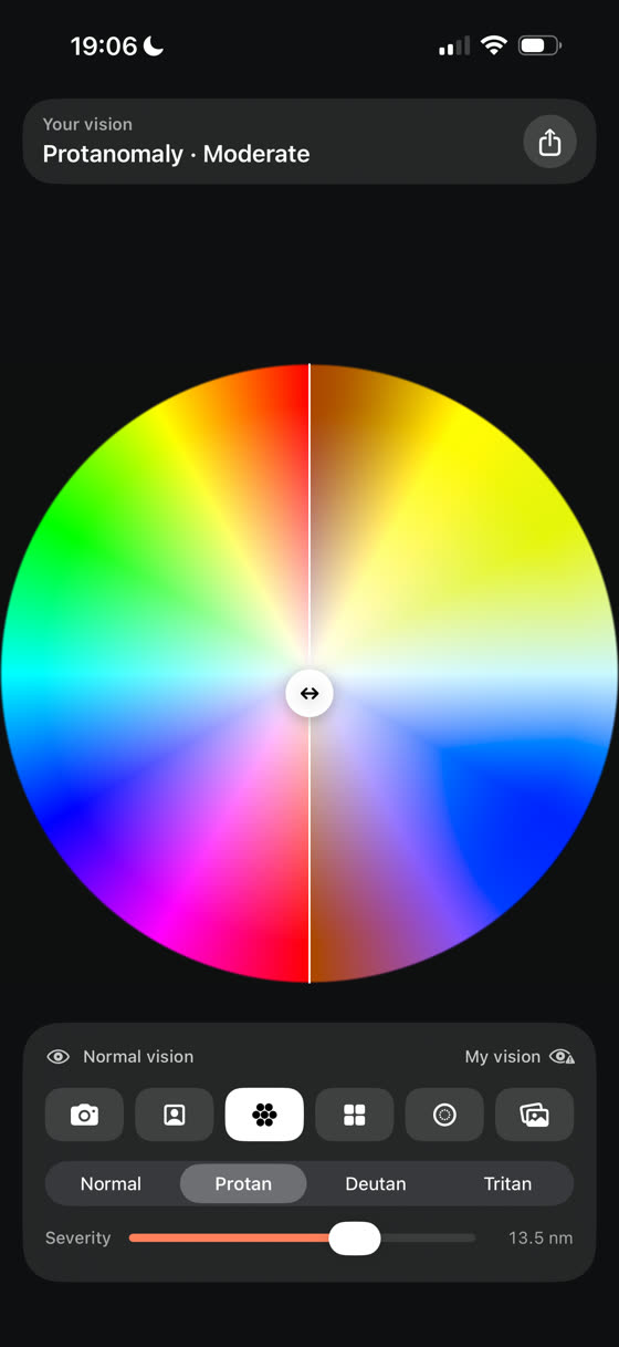 Una rueda de color completa, a la derecha con protanomalía