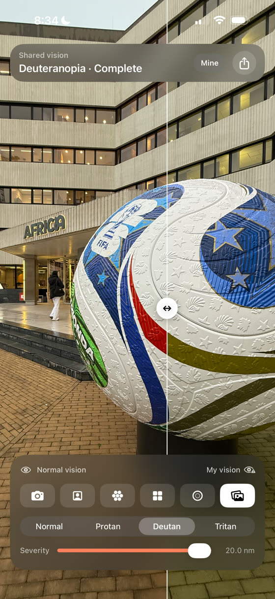 Un balón con franjas roja y verde, a la derecha del mismo color